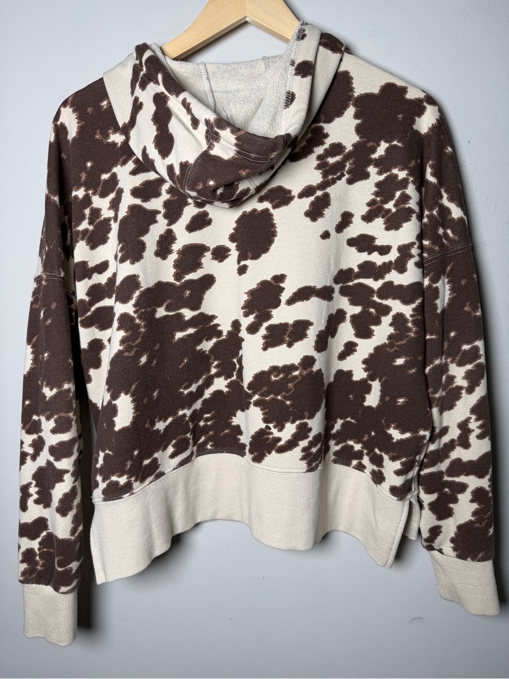 Ariat REAL Cow Print Pullover Hoodie Western Cropped Sz L - Picture 2 of 6